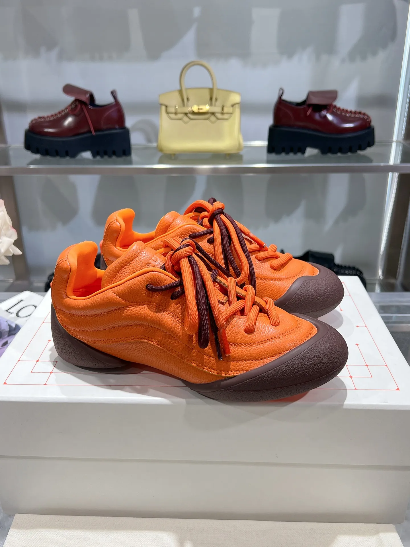 p580💰Couple model 𝐀𝐥𝐞𝐱𝐚𝐧𝐝𝐞𝐫 𝐌𝐜𝐐𝐮𝐞𝐞𝐧#/Alexander McQueen’s latest Flexion series, retro, casual, sneakers, original purchase, development, production, this Flexion Off Low-top sneakers in white grained leather with varying sized laces and an anatomically inspired lightweight segmented sole. The reverse skull pattern is embossed on the heel. Fabric: Original customized imported first-layer cowhide. Lining: Customized imported breathable mesh lining. Sole: Original open-molded non-slip TPU material. Bottom thickness: 2CM. Size: #Female size 35-40 (40 customized, non-refundable) #Men’s code 39-45 (45 customized, non-refundable)